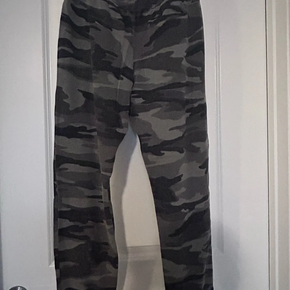 SPLENDID •  Green Camouflage Sweat Pants • Med • - Picture 5 of 12